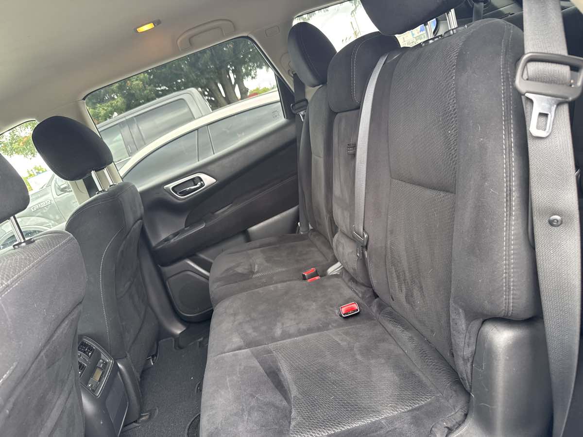 2016 Nissan Pathfinder SV photo 6