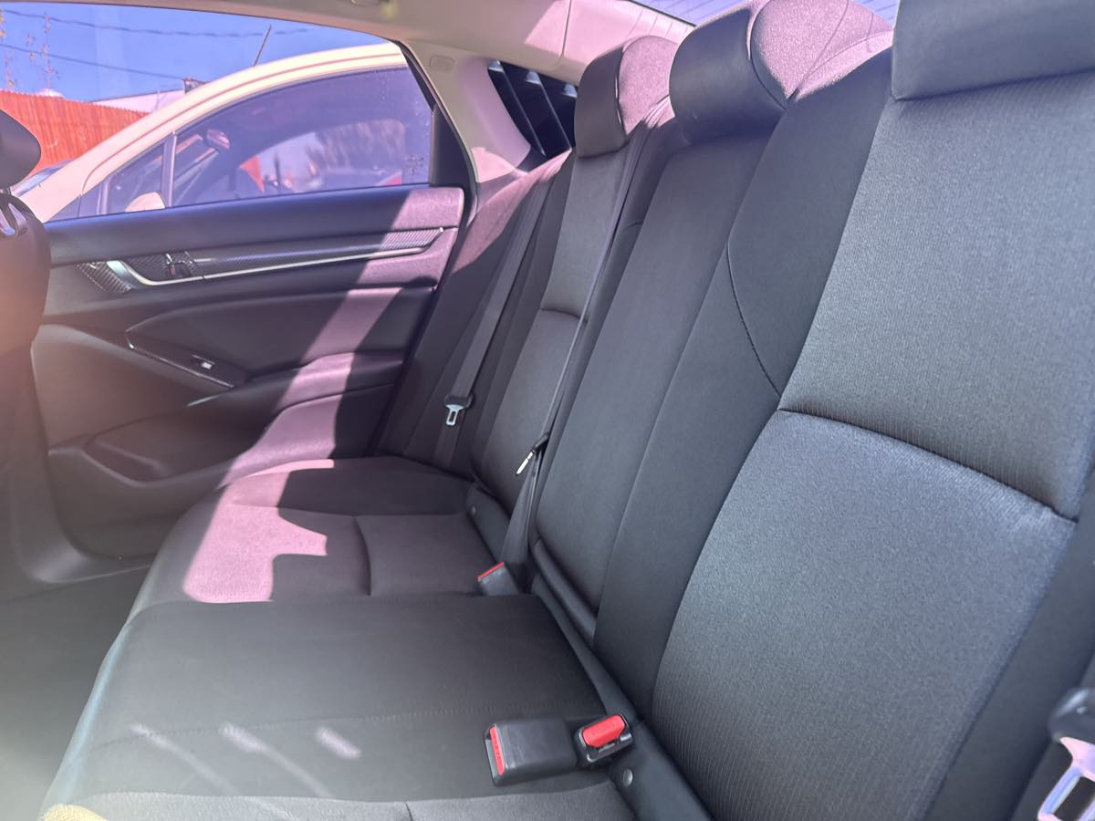2019 Honda Accord LX 1.5T photo 4