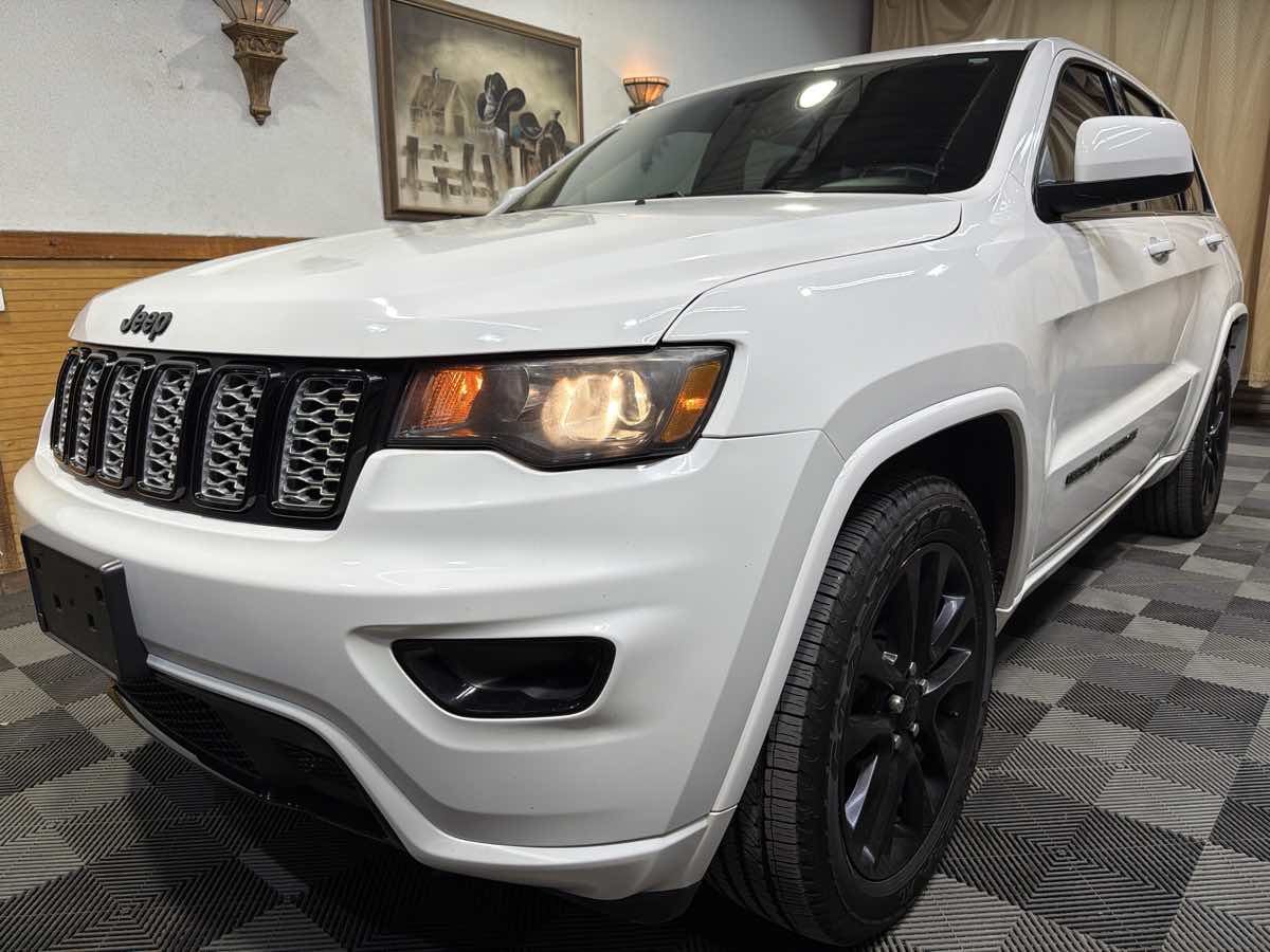 2017 Jeep Grand Cherokee Altitude photo 3