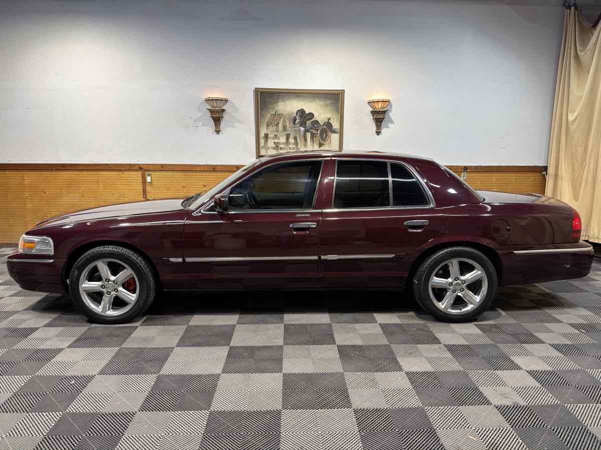 2007 Mercury Grand Marquis LS photo 2