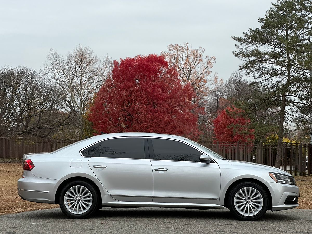 2017 Volkswagen Passat SE photo 8