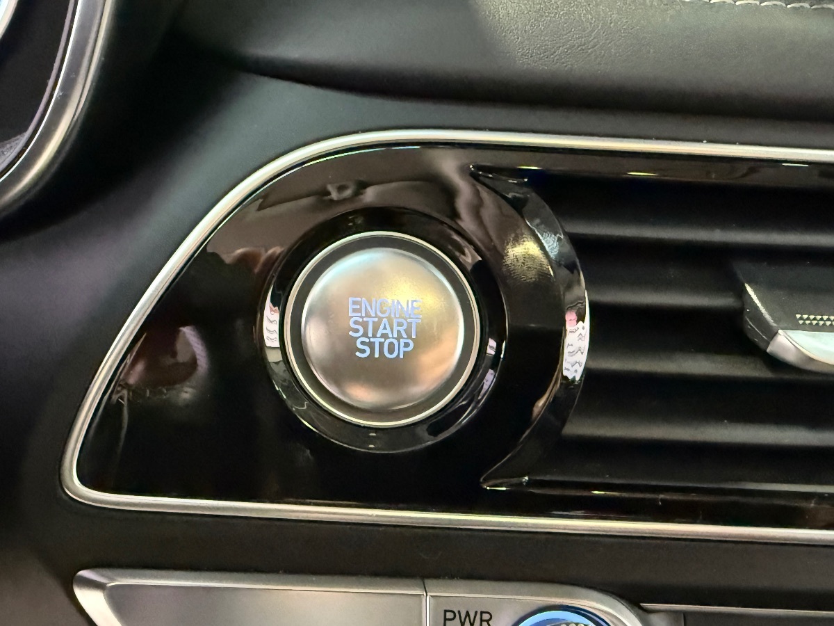 2022 Genesis G70 2.0T photo 16