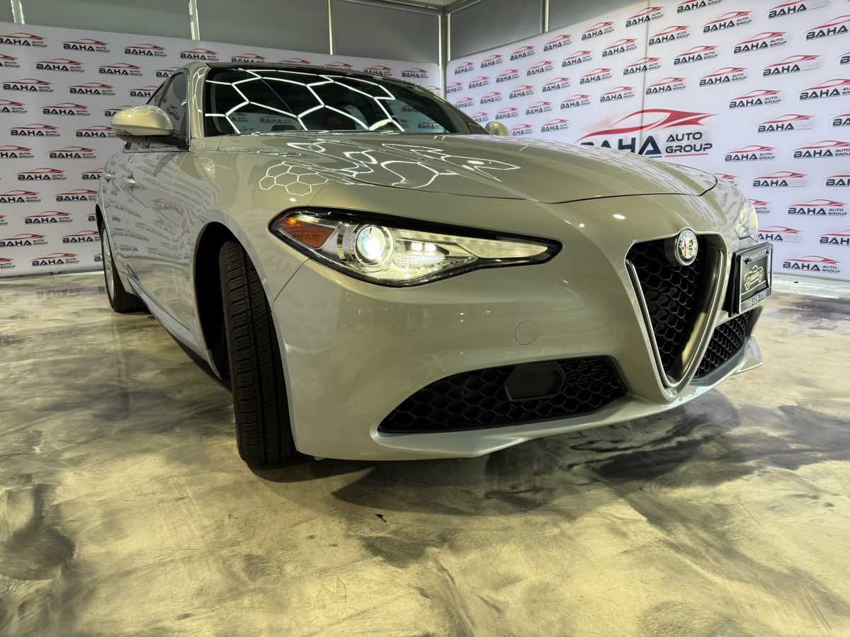 2021 Alfa Romeo Giulia photo 4