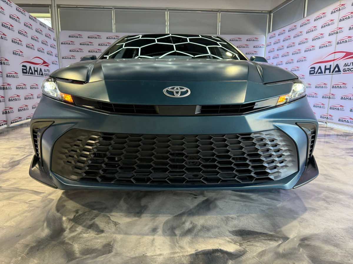 2025 Toyota Camry SE photo 3
