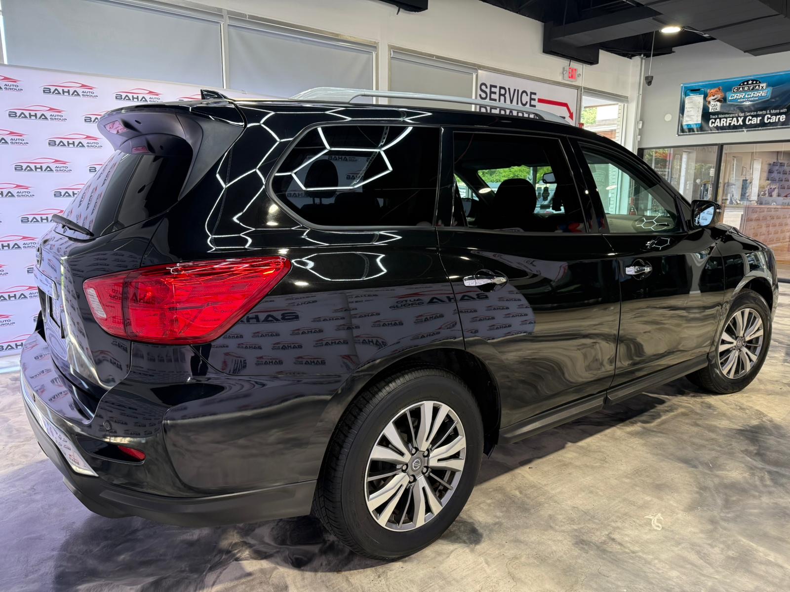 2019 Nissan Pathfinder SV photo 2