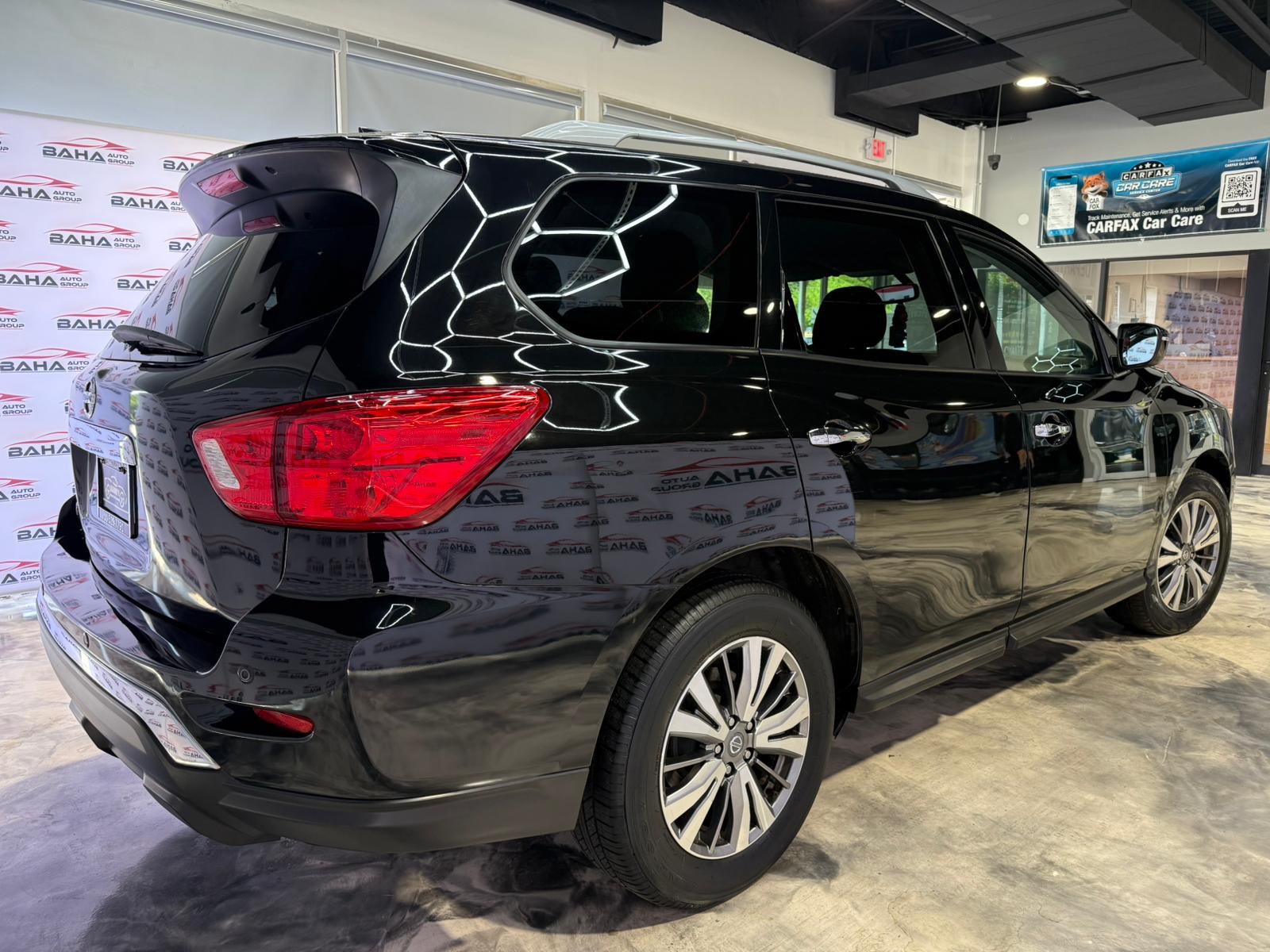 2019 Nissan Pathfinder SV photo 3