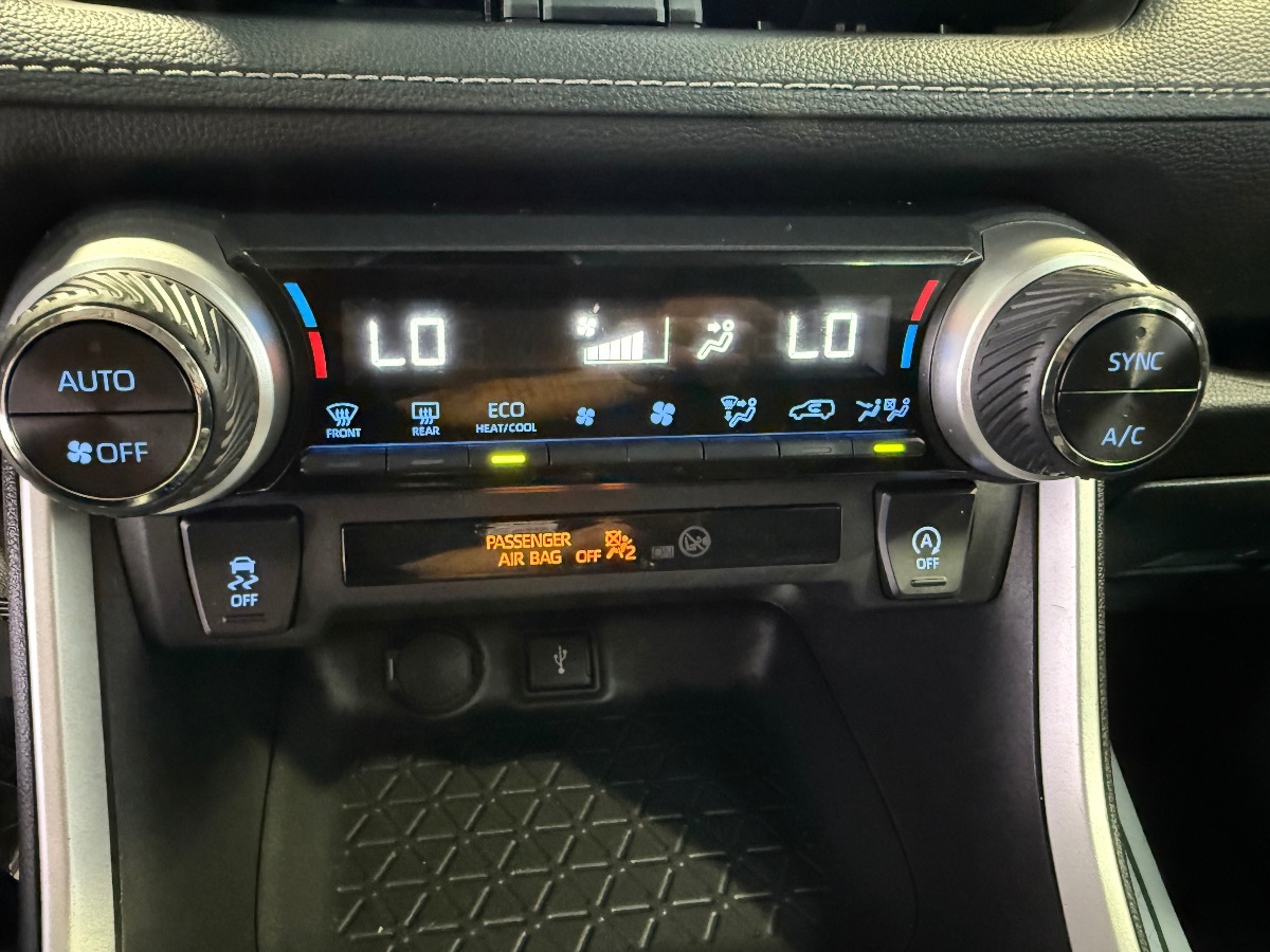 2022 Toyota RAV4 XLE photo 24