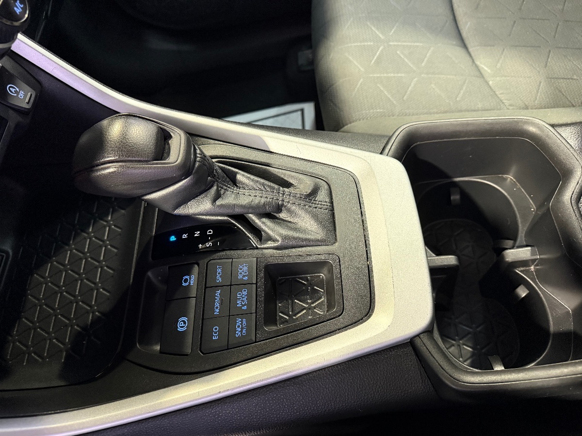 2022 Toyota RAV4 XLE photo 25