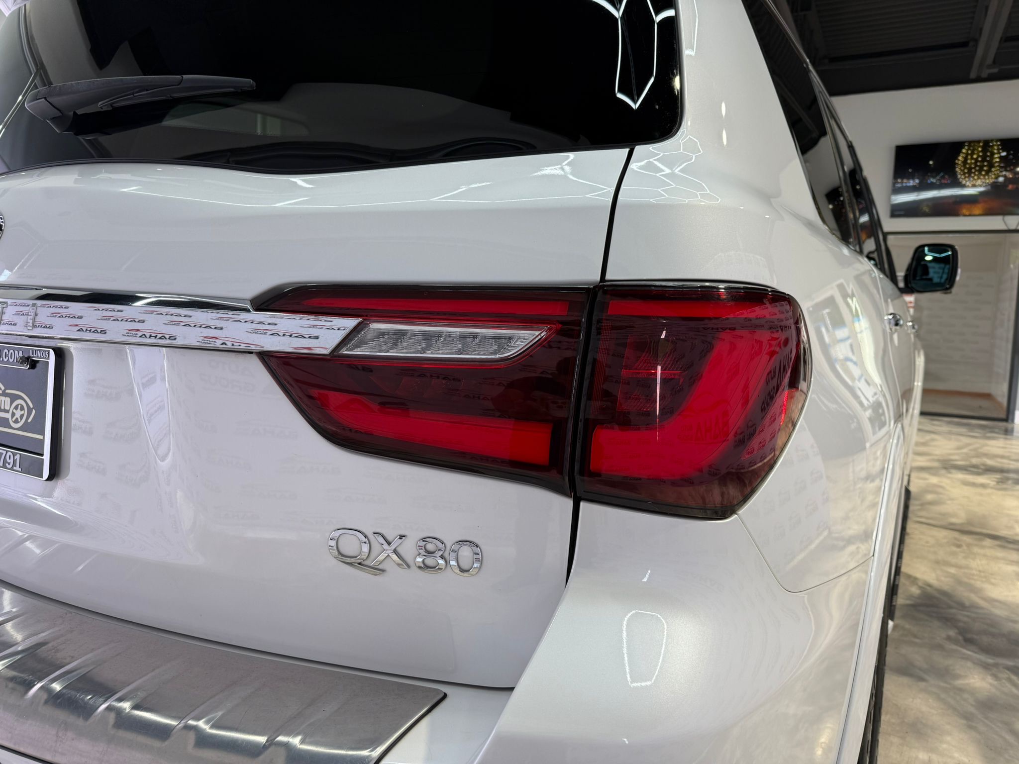 2021 Infiniti QX80 Luxe photo 3