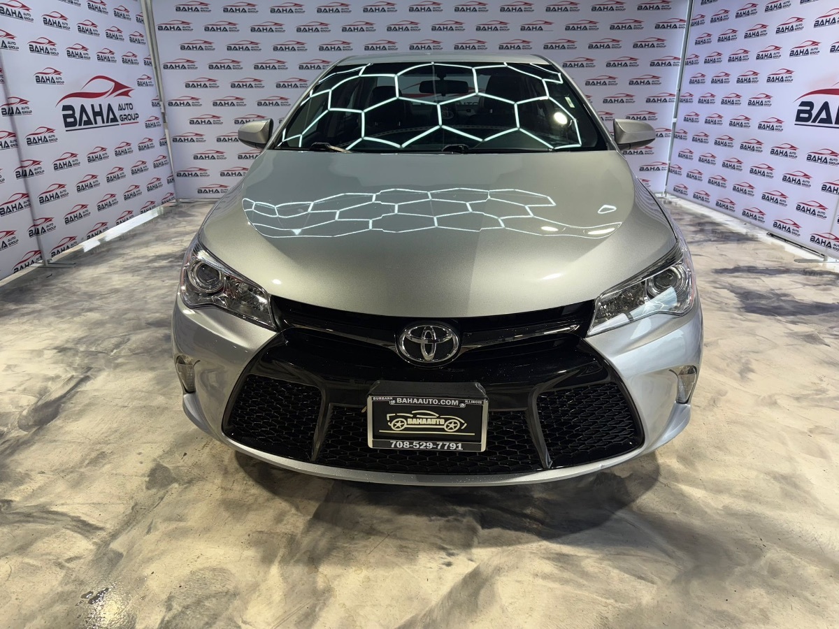 2016 Toyota Camry SE photo 2