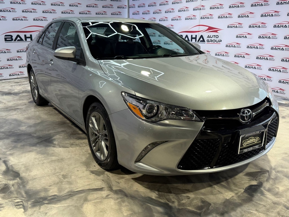 2016 Toyota Camry SE photo 3