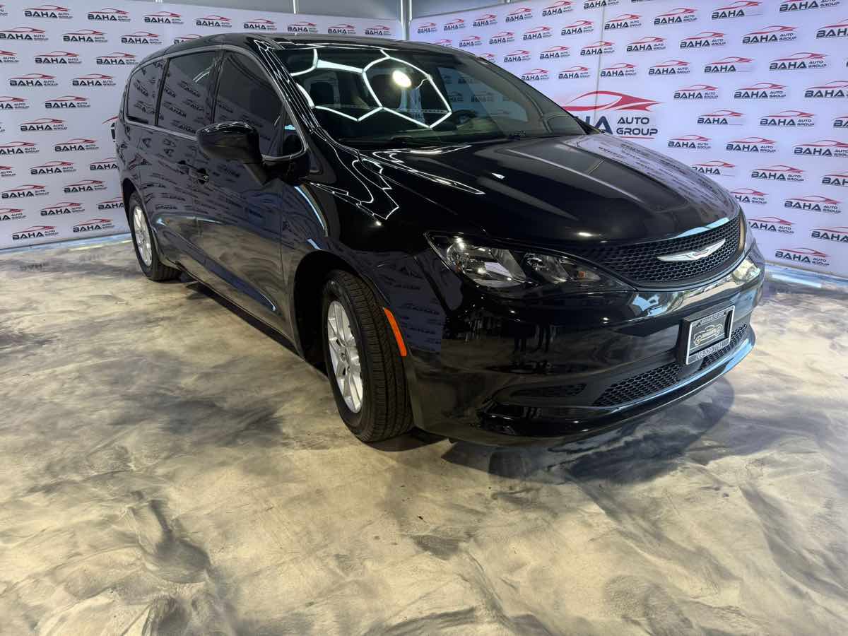 2022 Chrysler Voyager LX photo 2