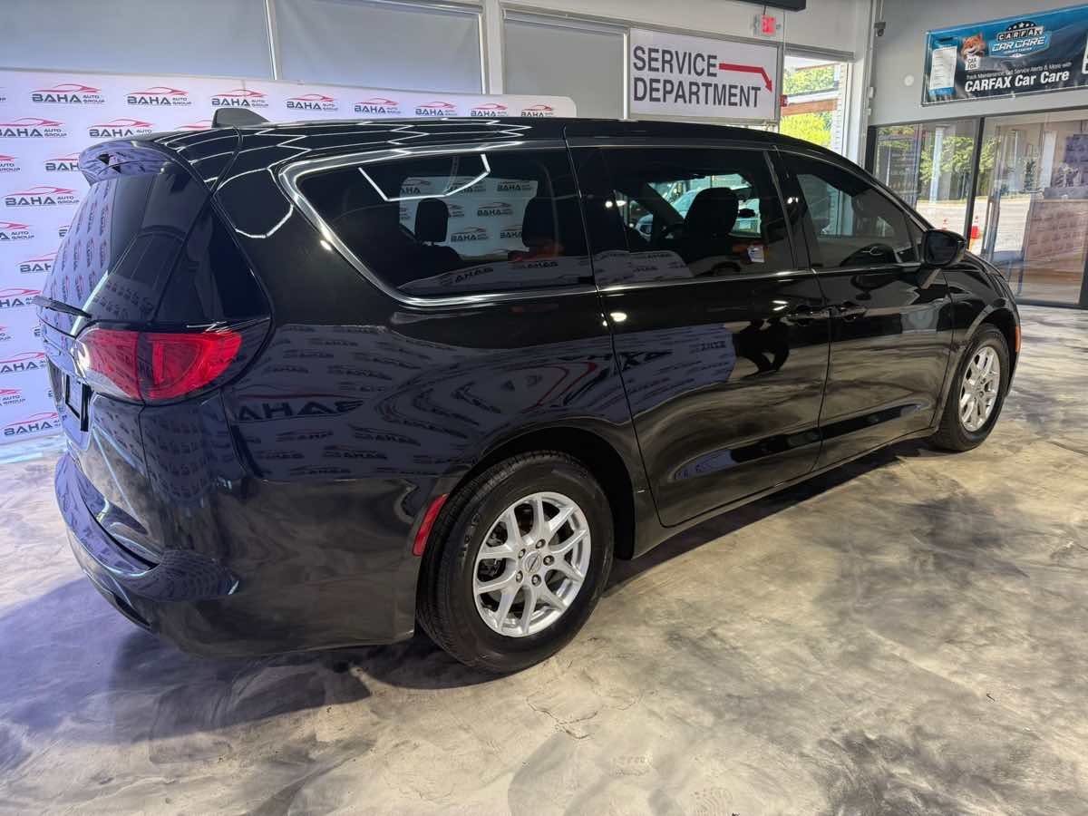 2022 Chrysler Voyager LX photo 4