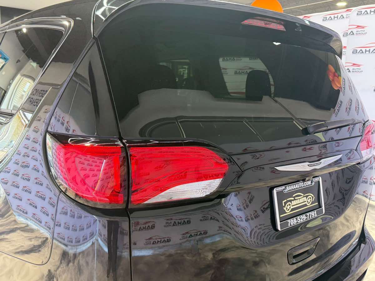 2022 Chrysler Voyager LX photo 7