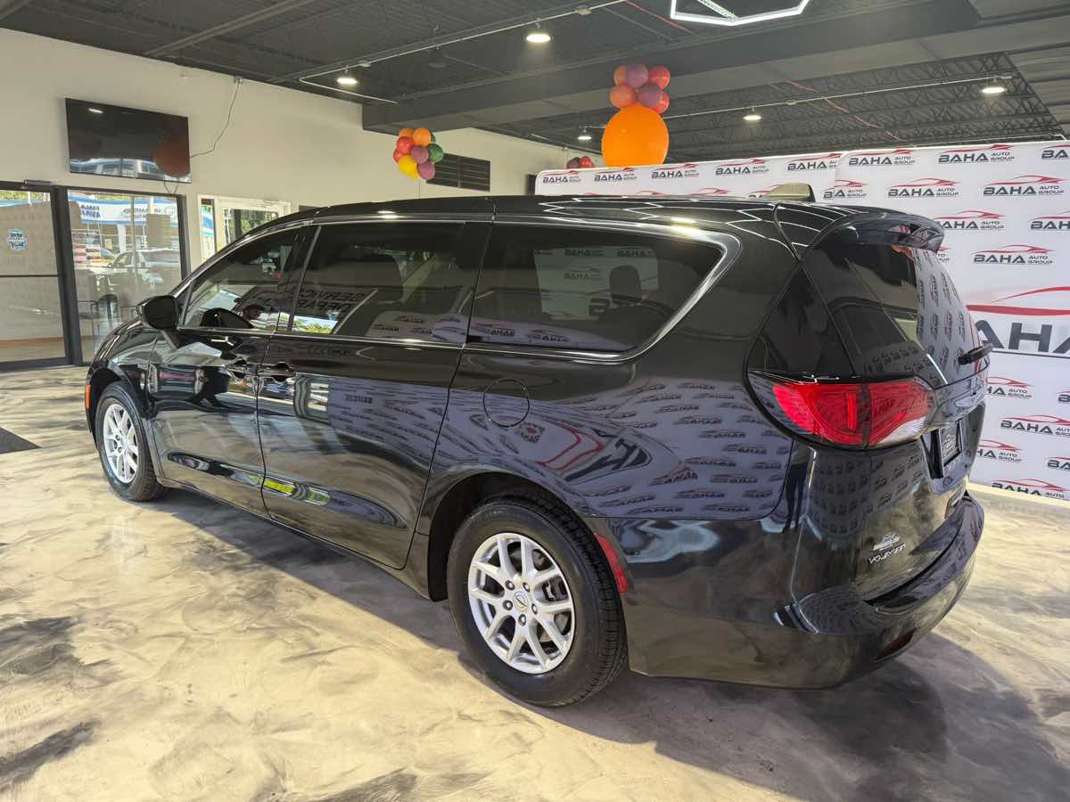2022 Chrysler Voyager LX photo 8