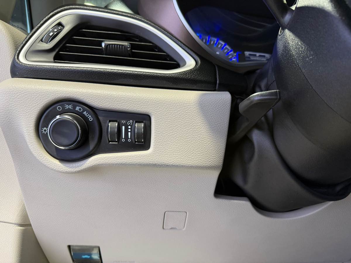 2022 Chrysler Voyager LX photo 10