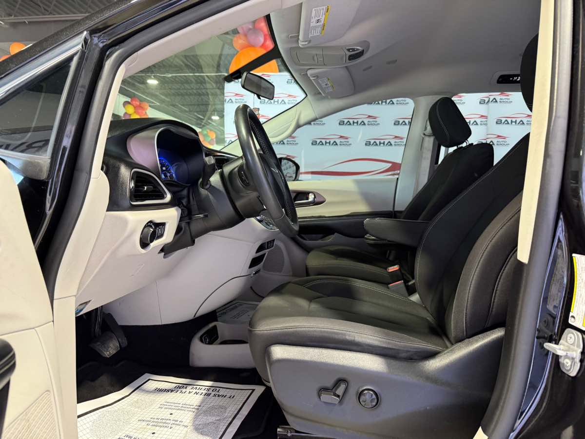 2022 Chrysler Voyager LX photo 12