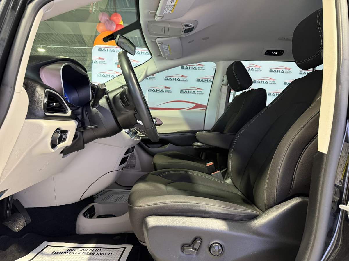 2022 Chrysler Voyager LX photo 14