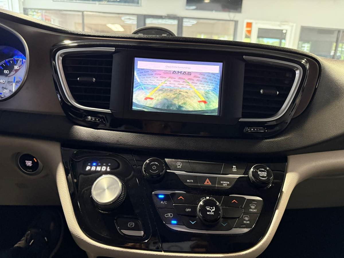 2022 Chrysler Voyager LX photo 21
