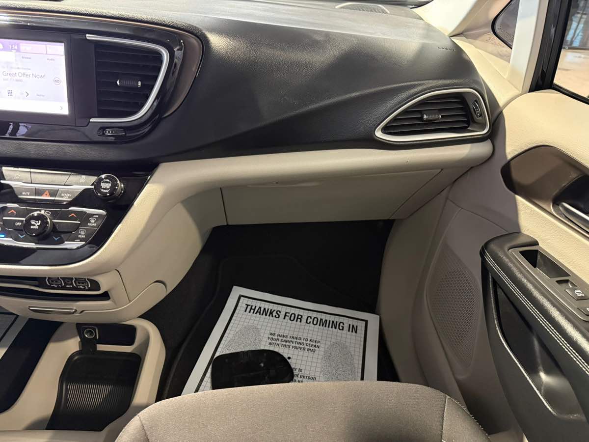 2022 Chrysler Voyager LX photo 23