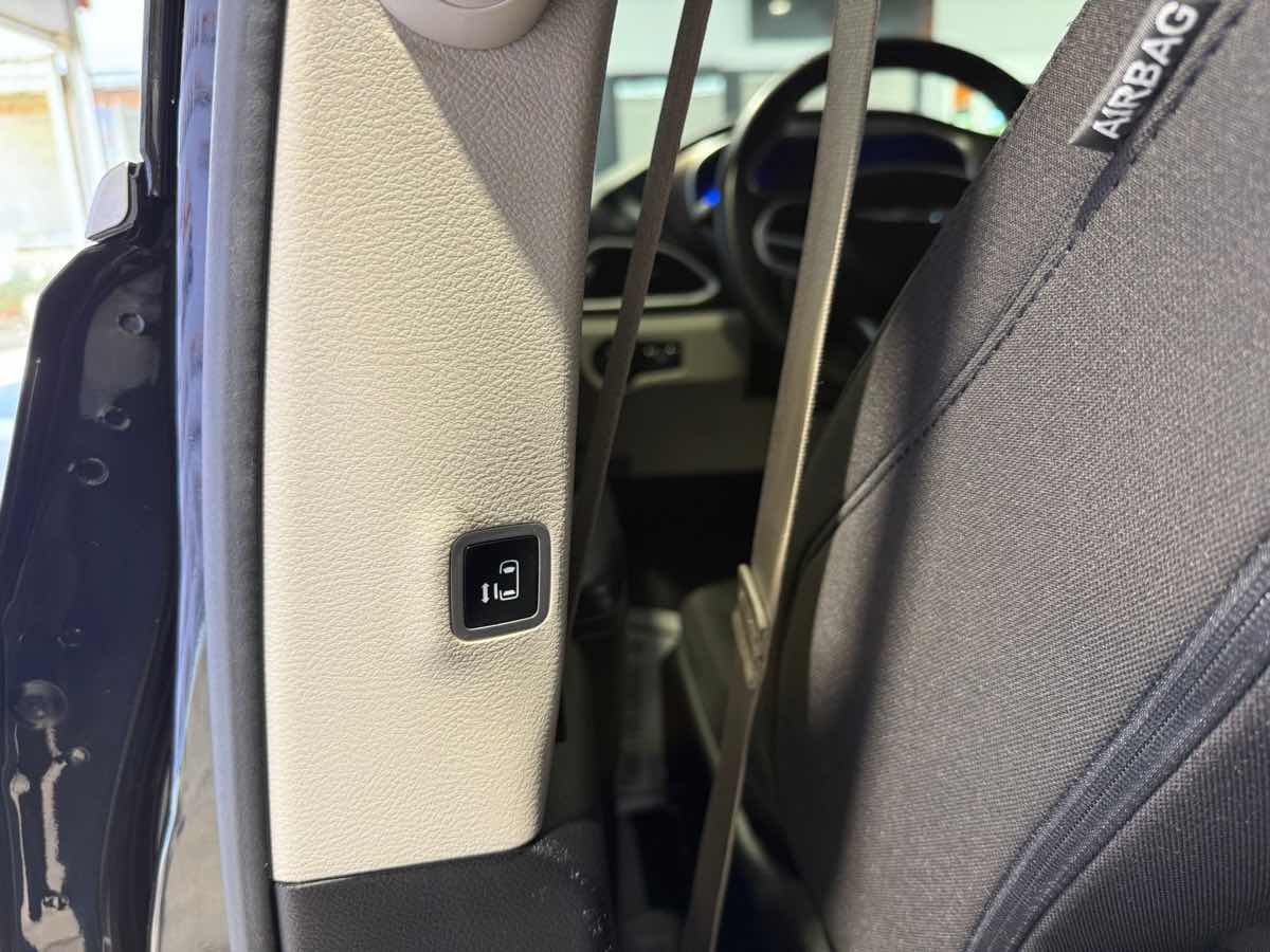 2022 Chrysler Voyager LX photo 31