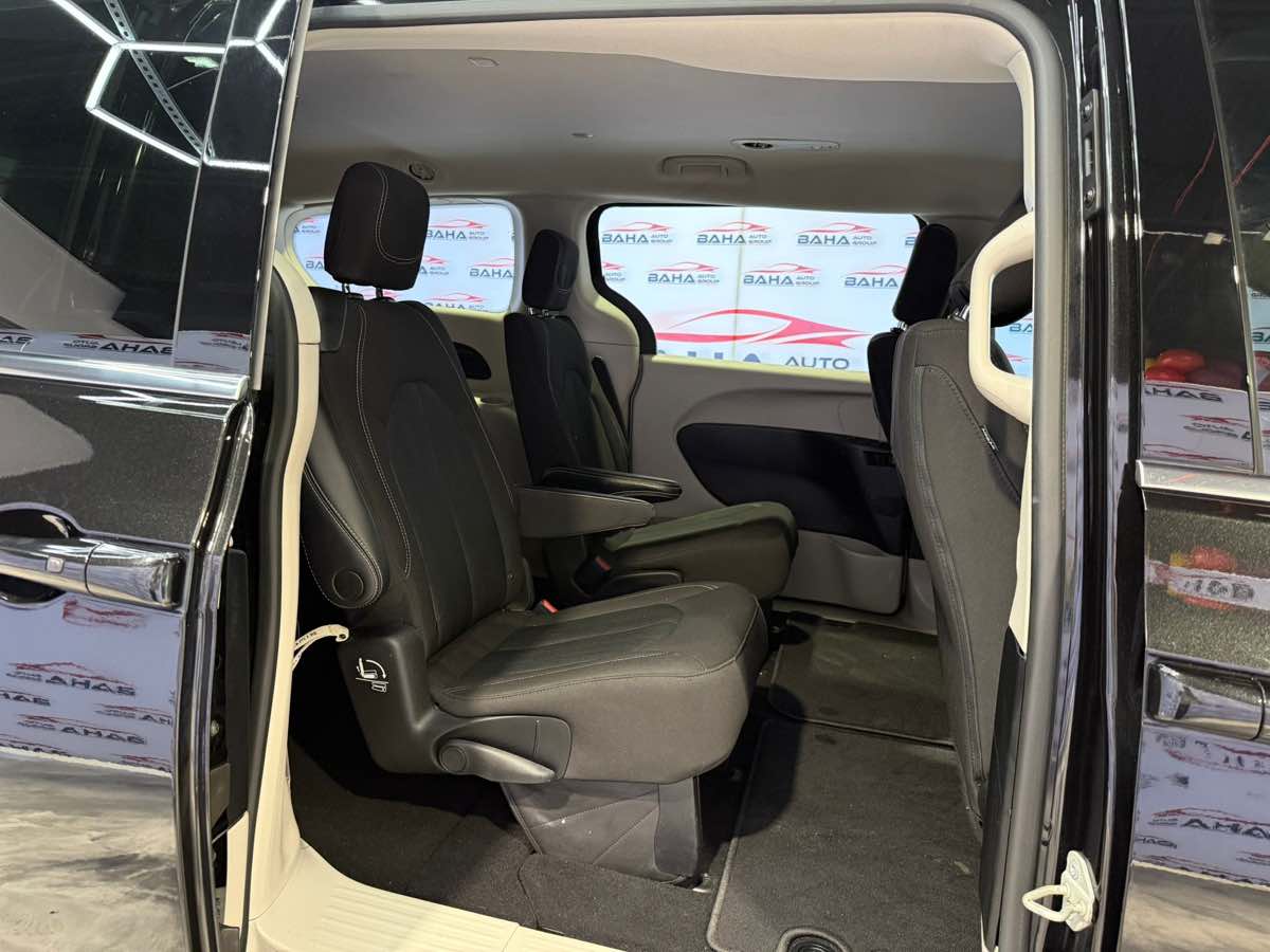 2022 Chrysler Voyager LX photo 34