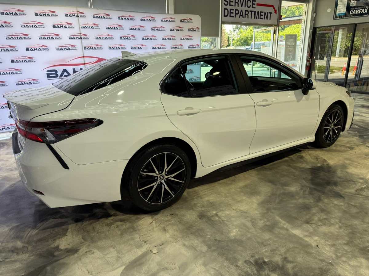 2022 Toyota Camry SE photo 5