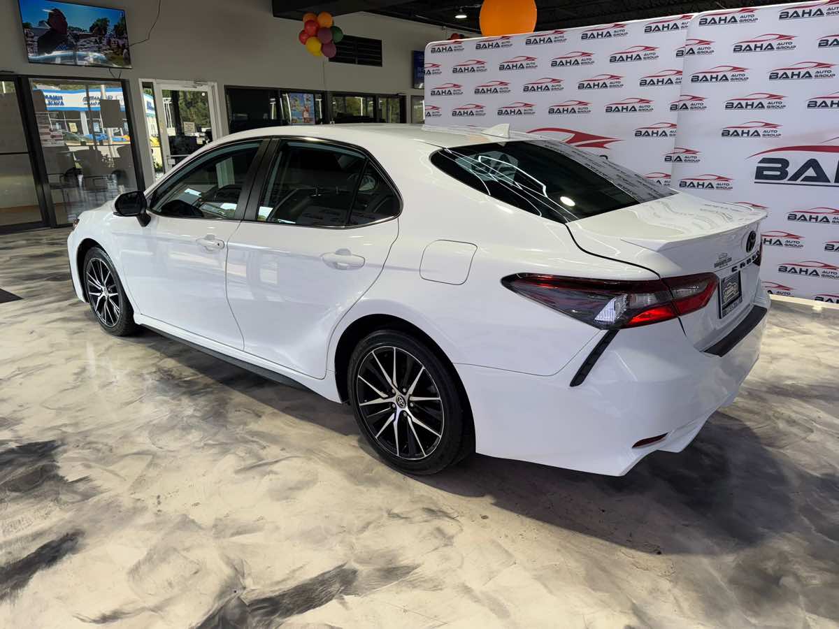 2022 Toyota Camry SE photo 8