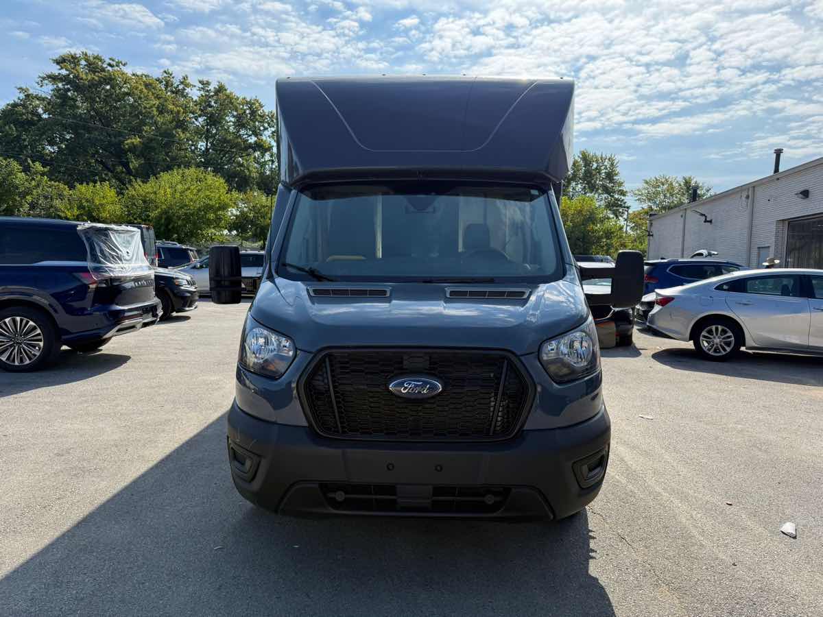 2021 Ford Transit Cutaway photo 2