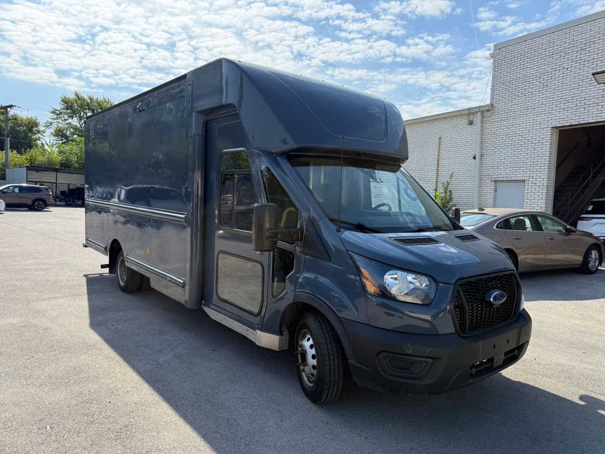 2021 Ford Transit Cutaway photo 3