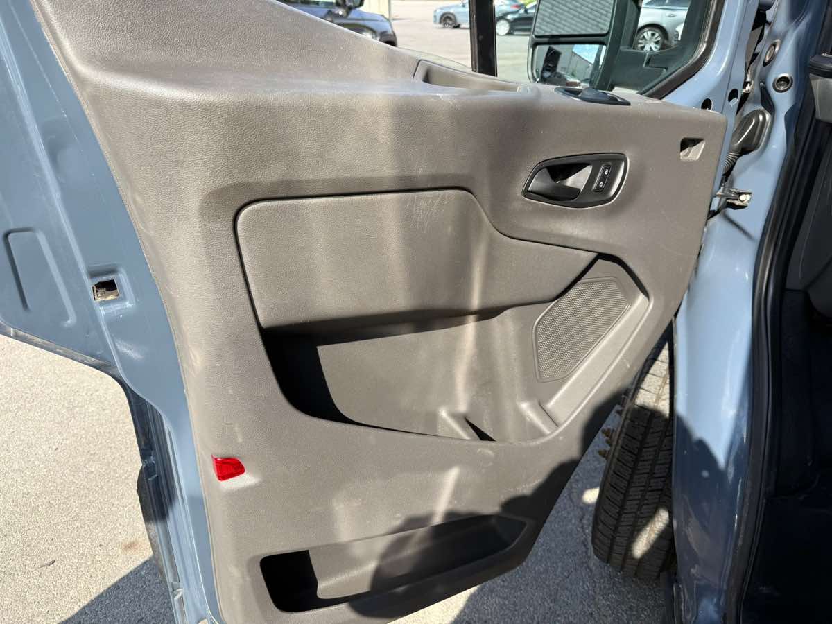 2021 Ford Transit Cutaway photo 9