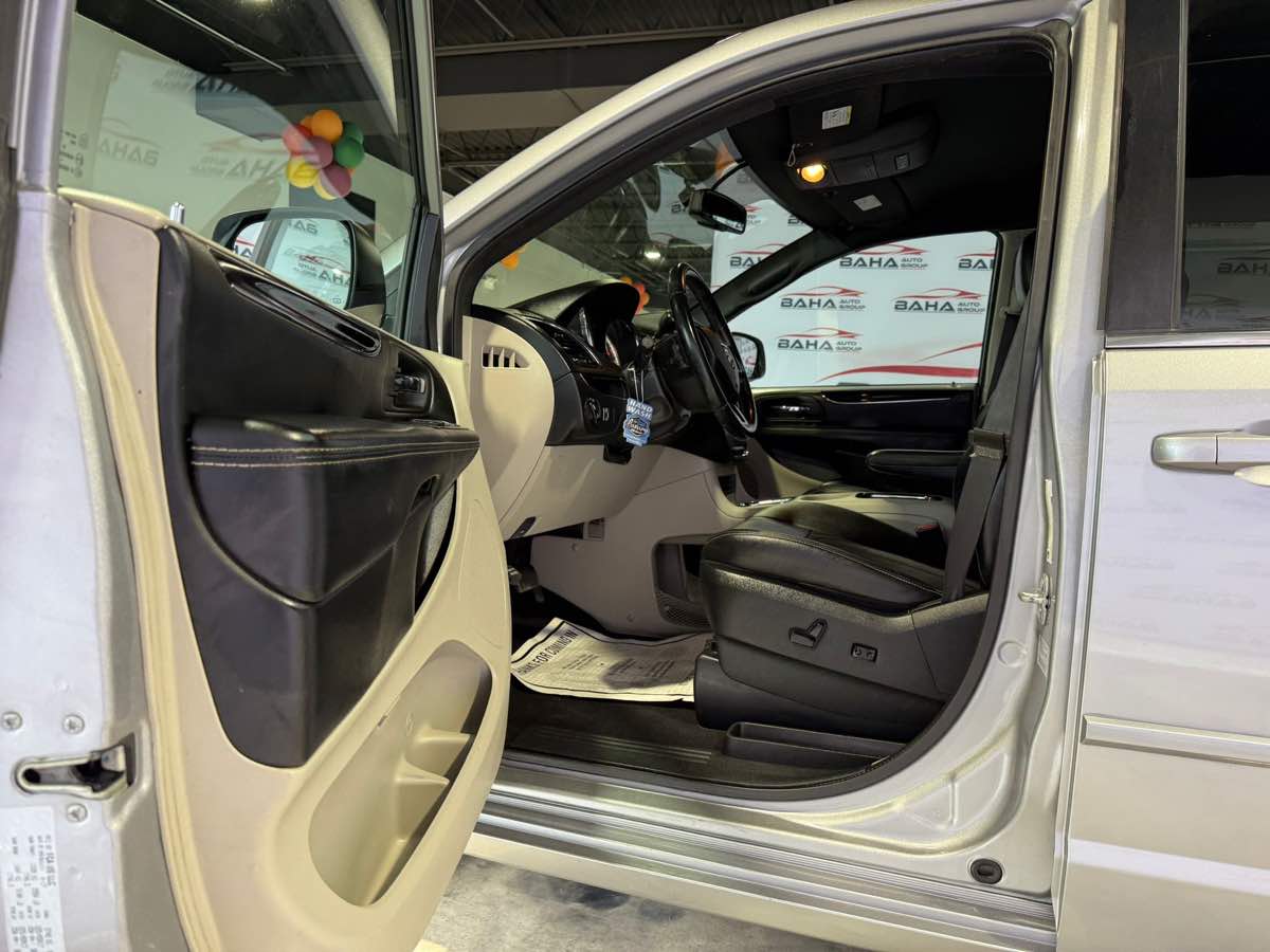 2017 Dodge Grand Caravan SXT photo 24