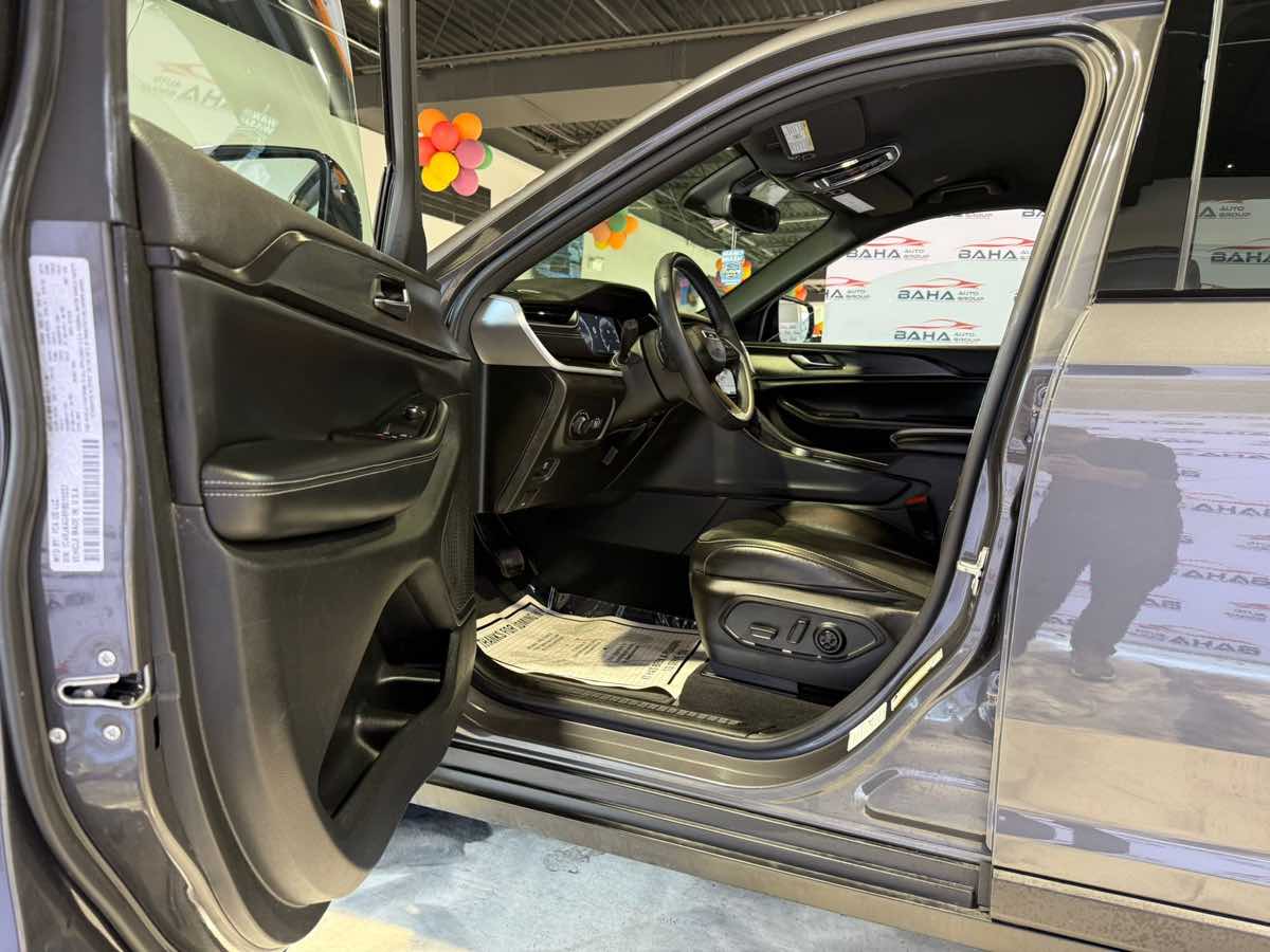2024 Jeep Grand Cherokee Altitude photo 6
