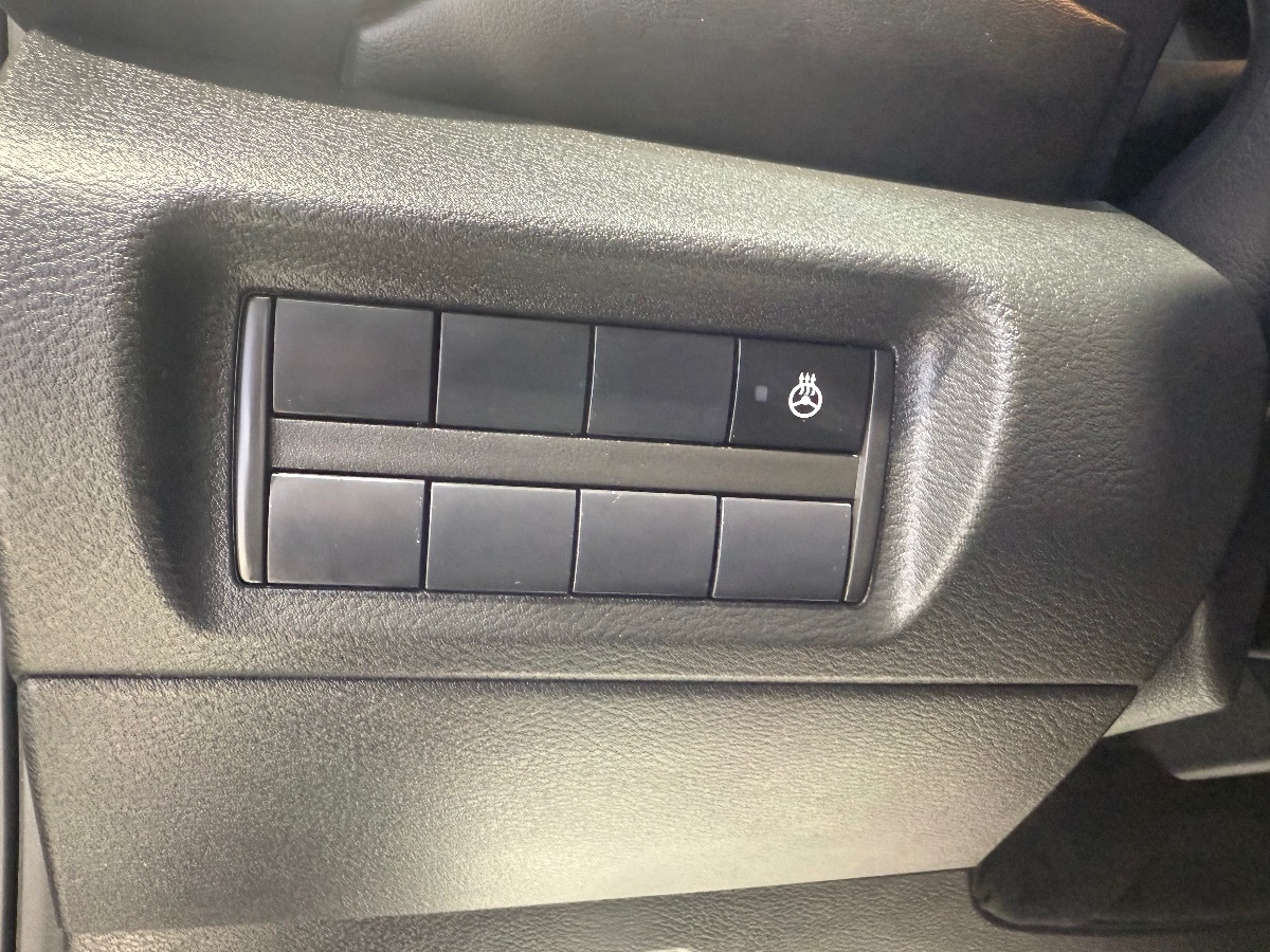 2024 Nissan Kicks SR photo 19