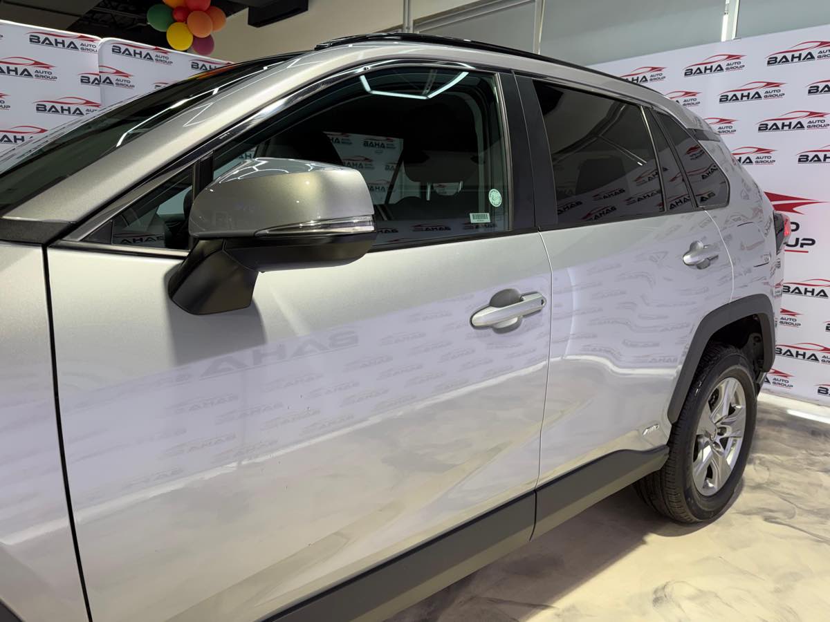 2024 Toyota RAV4 XLE photo 11