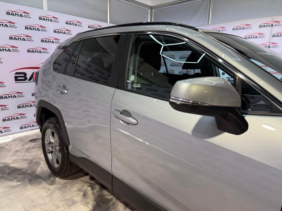 2024 Toyota RAV4 XLE photo 6