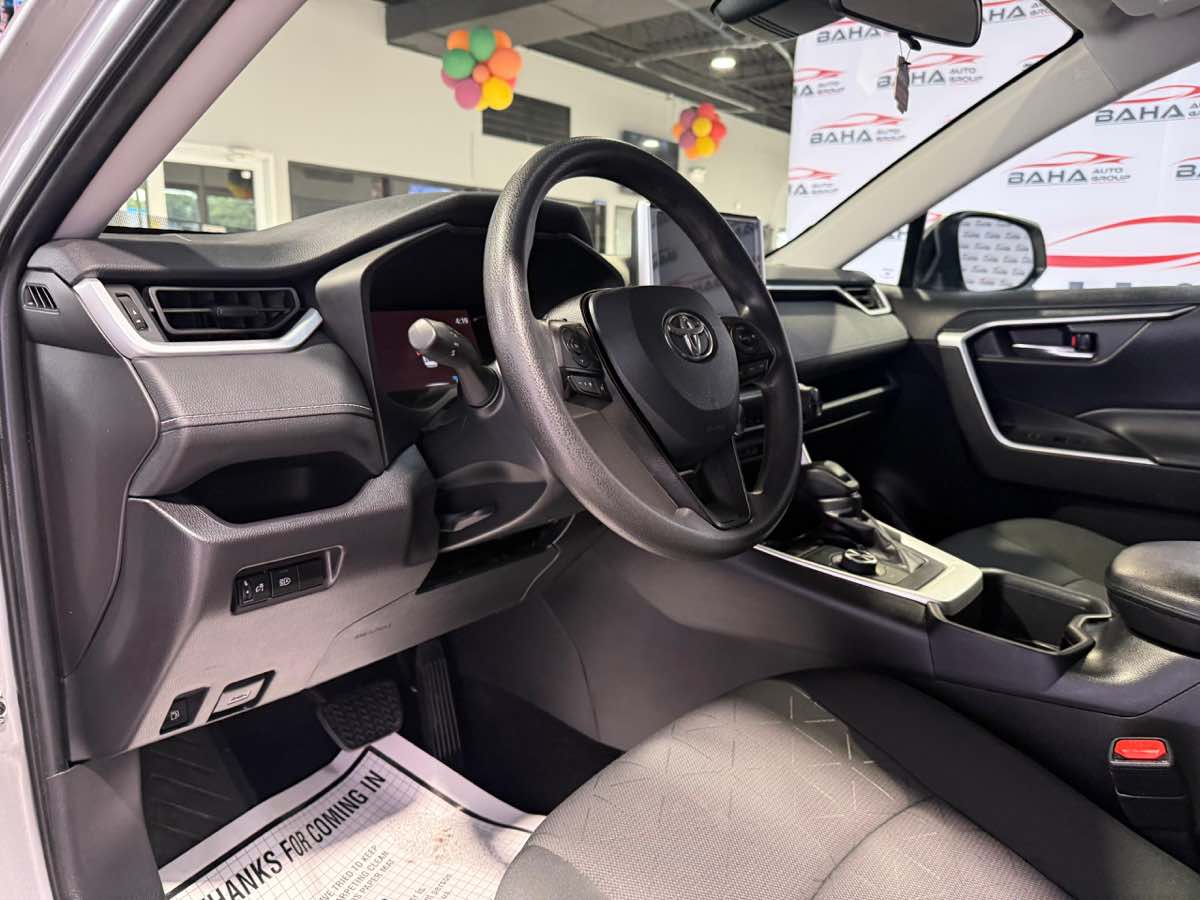 2024 Toyota RAV4 XLE photo 17