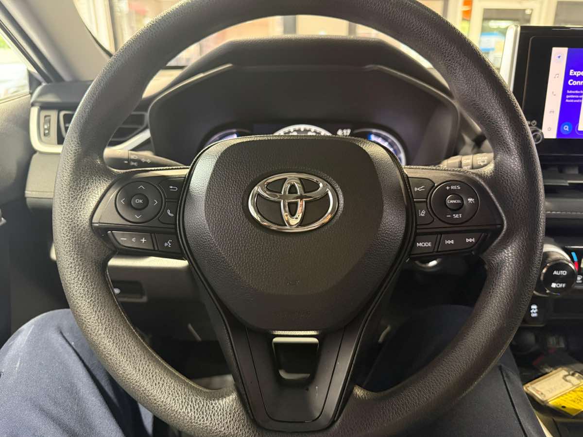 2024 Toyota RAV4 XLE photo 19