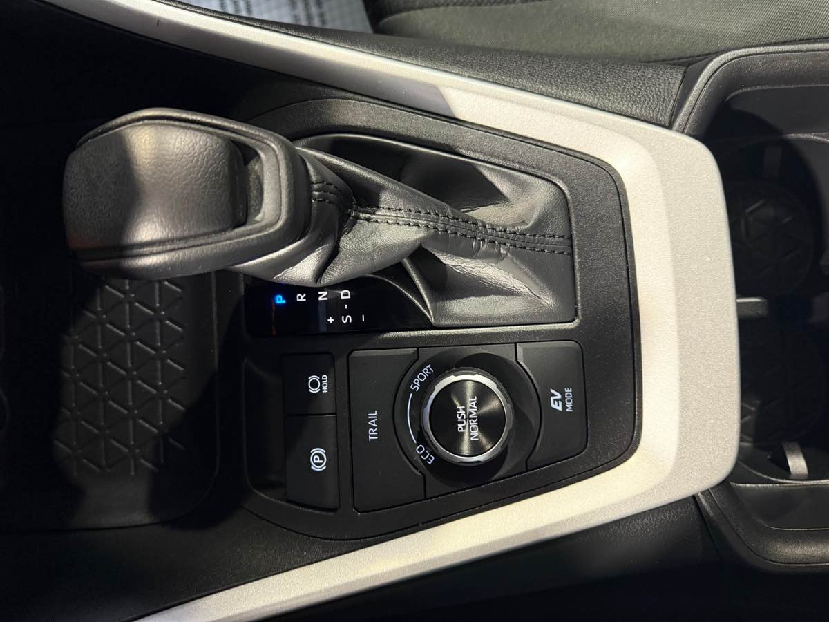 2024 Toyota RAV4 XLE photo 25