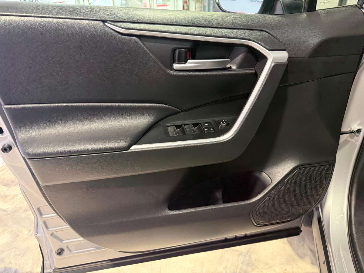 2024 Toyota RAV4 XLE photo 13