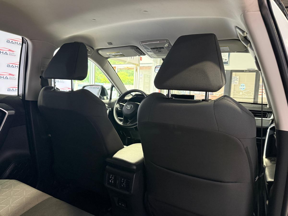 2024 Toyota RAV4 XLE photo 32
