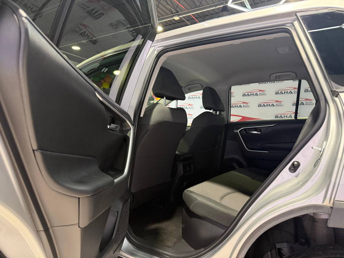 2024 Toyota RAV4 XLE photo 29