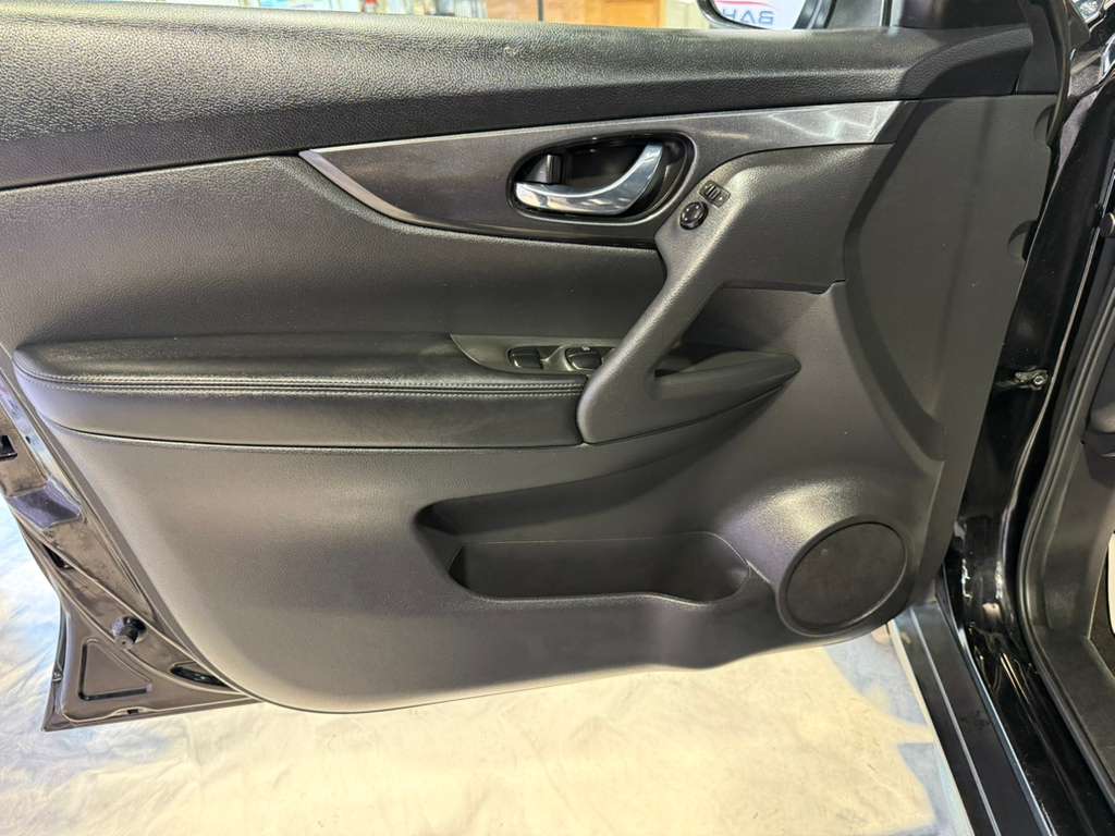 2018 Nissan Rogue SV photo 12