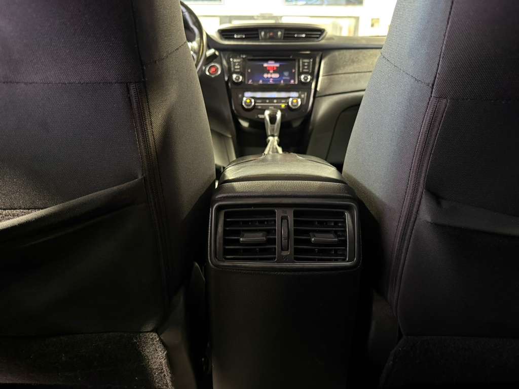 2018 Nissan Rogue SV photo 31