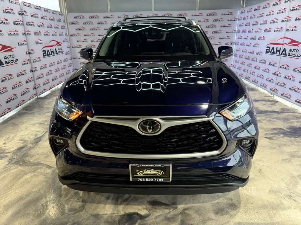 2021 Toyota Highlander XLE photo 3