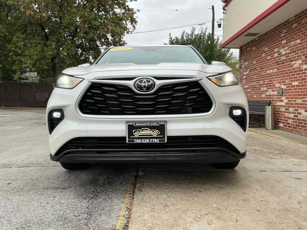 2021 Toyota Highlander LE photo 2