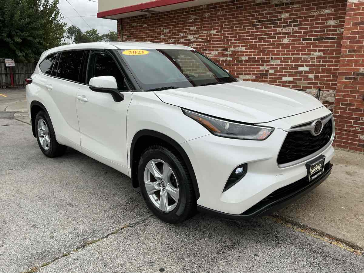 2021 Toyota Highlander LE photo 3