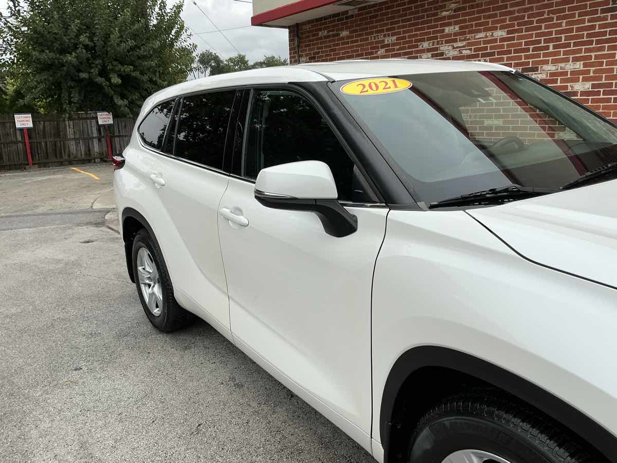 2021 Toyota Highlander LE photo 4
