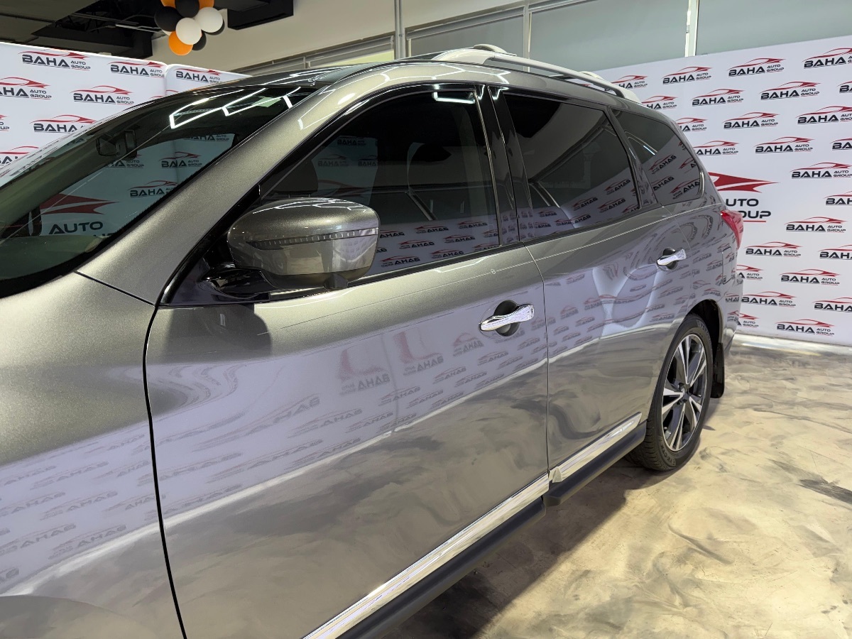 2020 Nissan Pathfinder Platinum photo 4