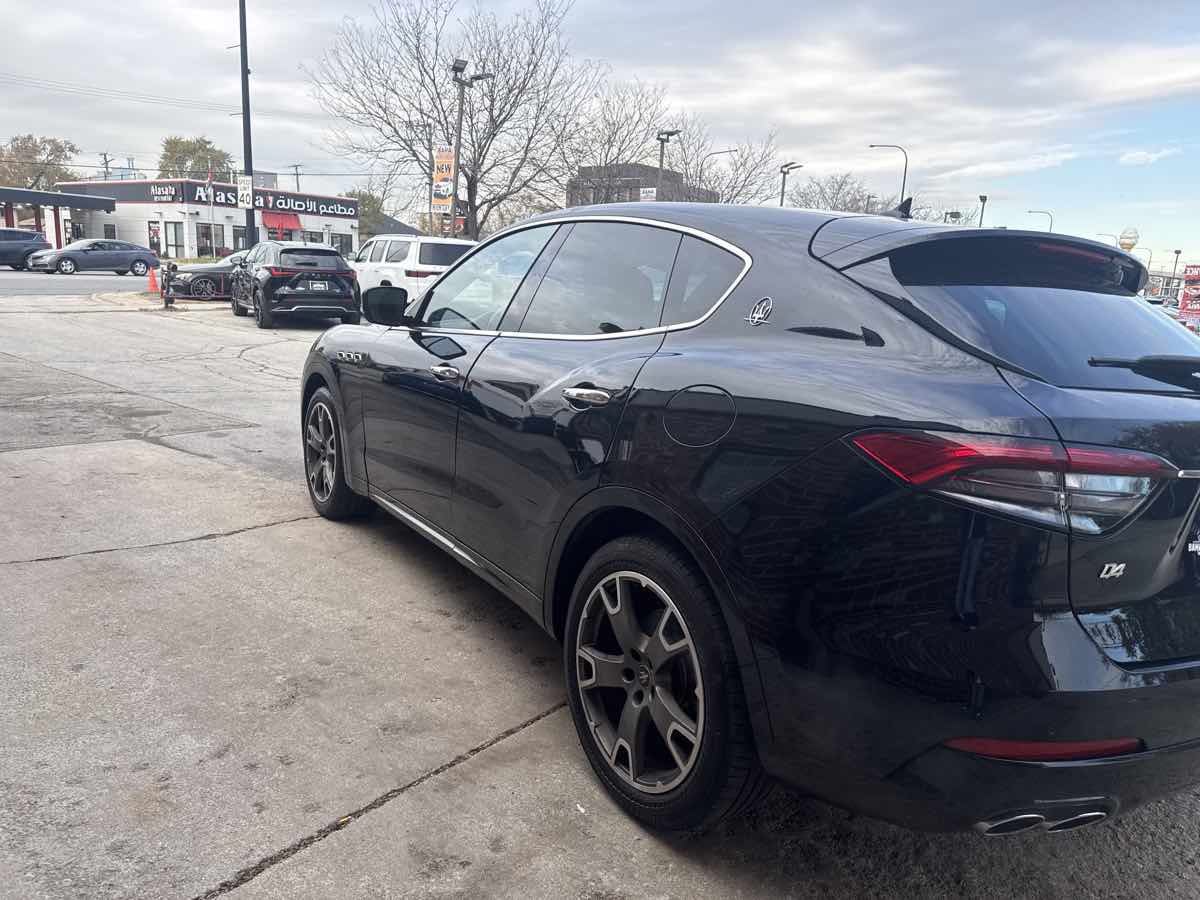 2021 Maserati Levante photo 3